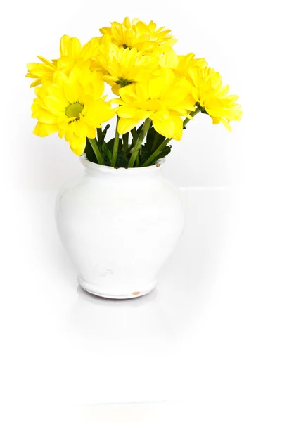 Belles fleurs jaunes dans un vase — Photo