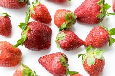 Beyaz arka planda izole edilmiş çilekler