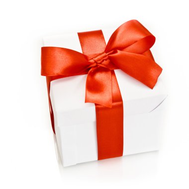 Kırmızı kurdeleli beyaz hediye kutusu