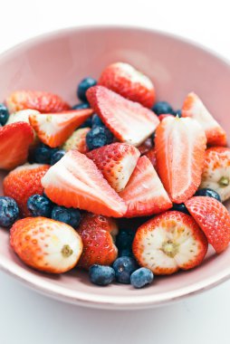 taze çilek ve böğürtlen kase