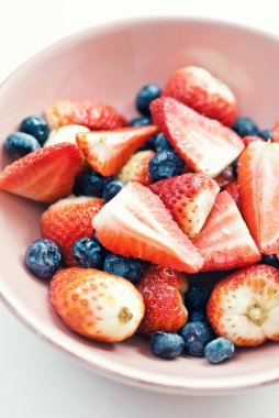 taze çilek ve böğürtlen kase