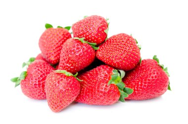 Beyaz arka planda izole edilmiş çilekler