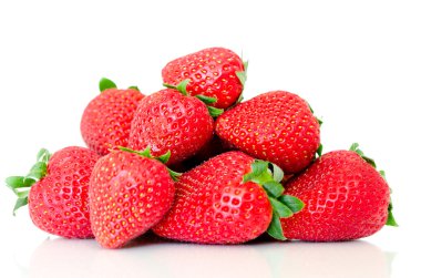 Beyaz arka planda izole edilmiş çilekler