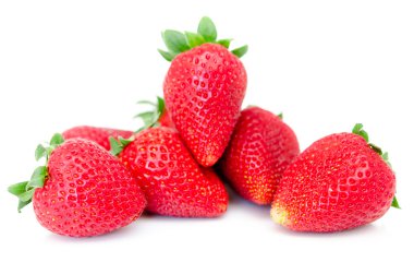 Beyaz arka planda izole edilmiş çilekler