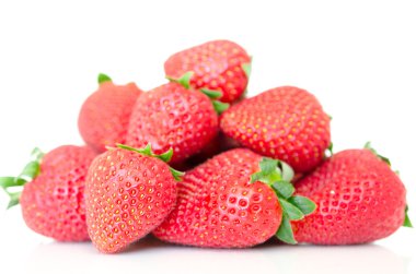 Beyaz arka planda izole edilmiş çilekler