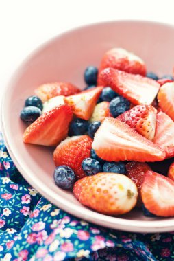 taze çilek ve böğürtlen kase