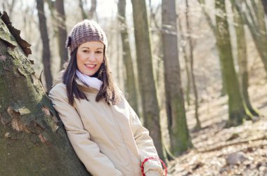 Ormandaki genç kadın