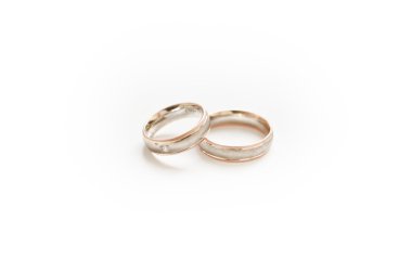 küçük beyaz yastık üzerinde altın alyans