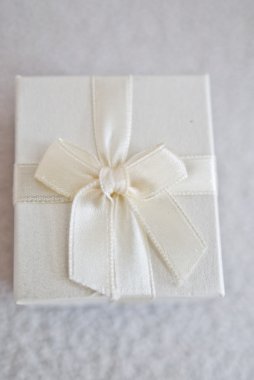 Beyaz Tekstil şerit ve yay beyaz hediye kutusu