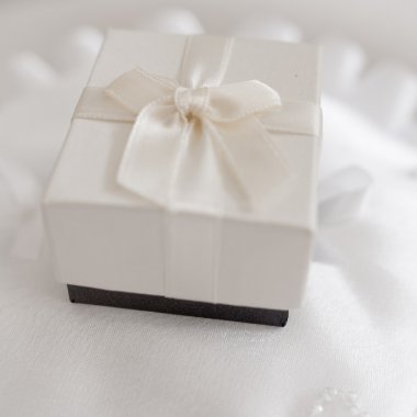 Beyaz Tekstil şerit ve yay beyaz hediye kutusu
