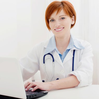 kadın doktor hastası için bekliyor