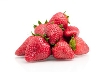 Beyaz arka planda izole edilmiş çilekler