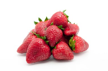 Beyaz arka planda izole edilmiş çilekler