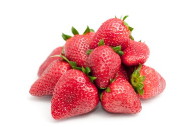 Beyaz arka planda izole edilmiş çilekler