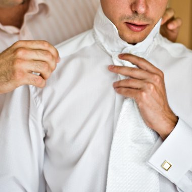 Elini bir kol tokalar