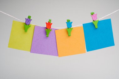 boş Not clothesline üzerinde asılı