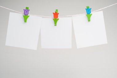 boş Not clothesline üzerinde asılı