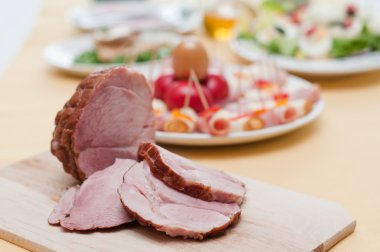 ham bir yemek masası üzerinde