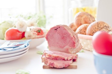 ham bir yemek masası üzerinde