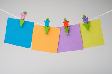 clothesline üzerinde asılı renkli boş notları