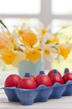 bahar çiçekleri ile Paskalya yumurtaları