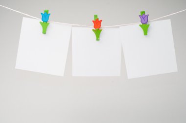 boş Not clothesline üzerinde asılı