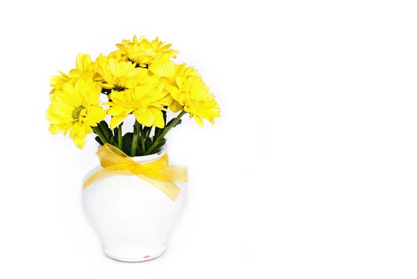 Belles fleurs jaunes dans un vase — Photo
