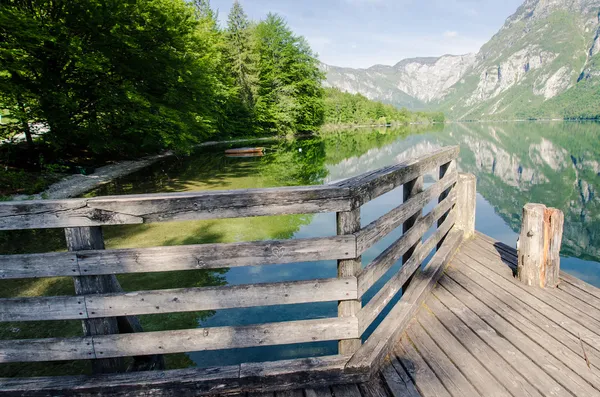 Cais de madeira no lago da montanha — Fotografia de Stock
