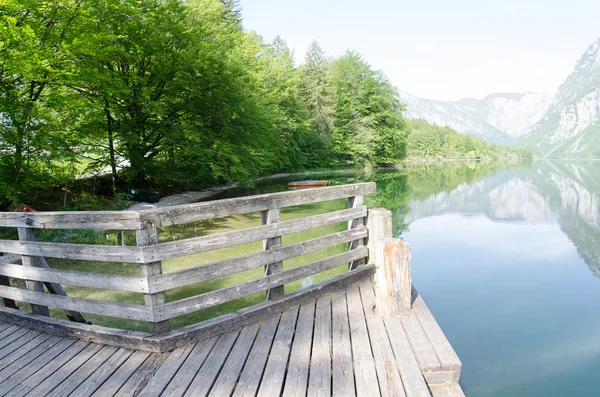 Houten pier op het bergmeer — Stockfoto