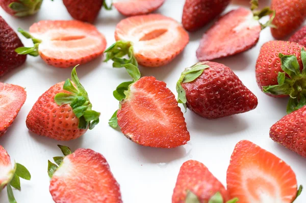 Erdbeeren isoliert über weißem Hintergrund — Stockfoto