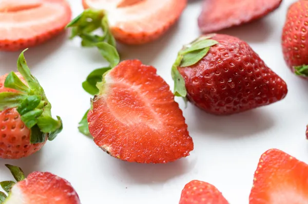 Erdbeeren isoliert über weißem Hintergrund — Stockfoto