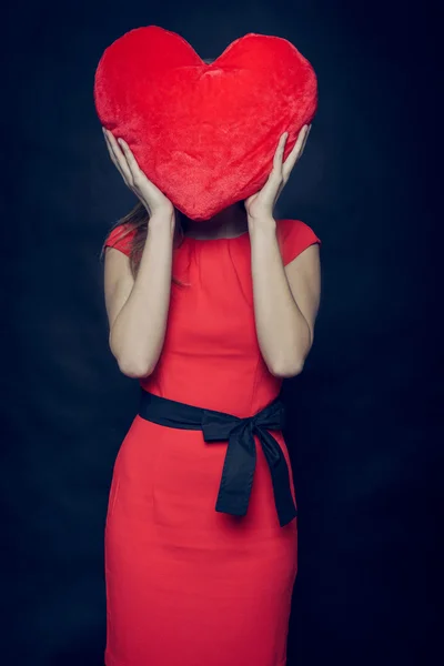 彼女の腕でバレンタインの心を絞るきれいな女性 — ストック写真