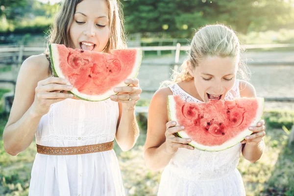 Äta en vattenmelon — Stockfoto