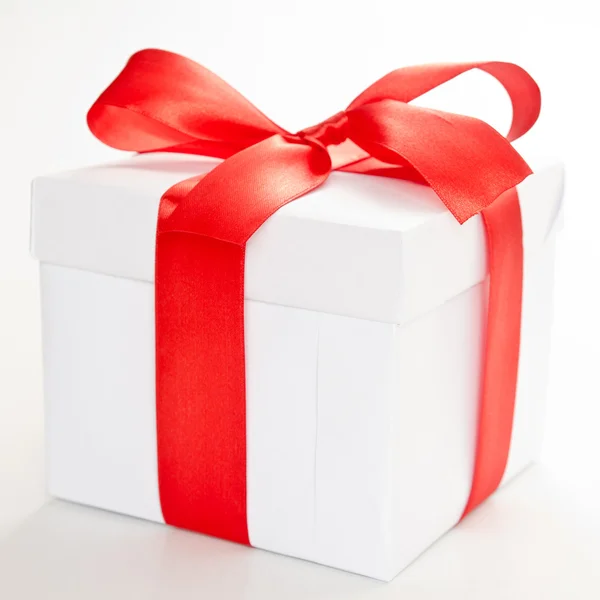Біла подарункова коробка з червоною стрічкою — стокове фото