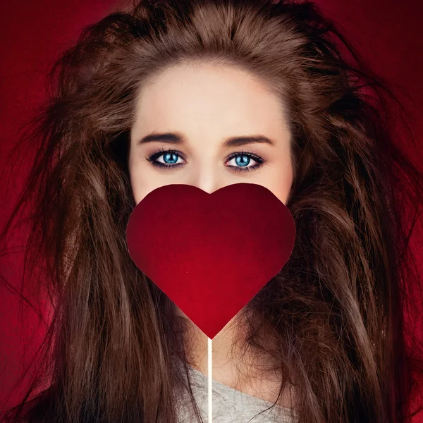 Junge Frau mit Herz-Symbol — Stockfoto