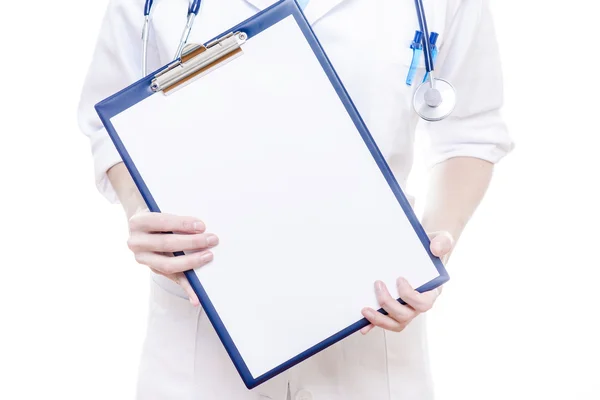 Médica preenchendo documento médico . — Fotografia de Stock