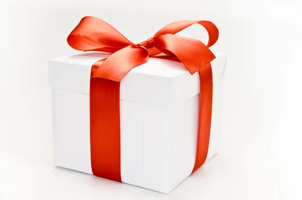 Біла подарункова коробка з червоною стрічкою — стокове фото