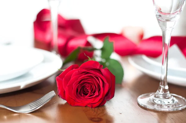 Ajuste de lugar con rosa roja —  Fotos de Stock