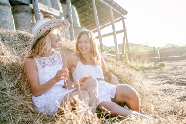 Two young women having fun — Stock Photo, Image