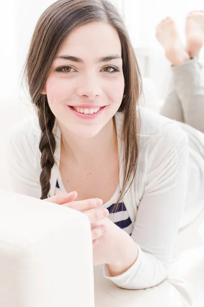 Atractiva joven mujer mirando a la cámara — Foto de Stock