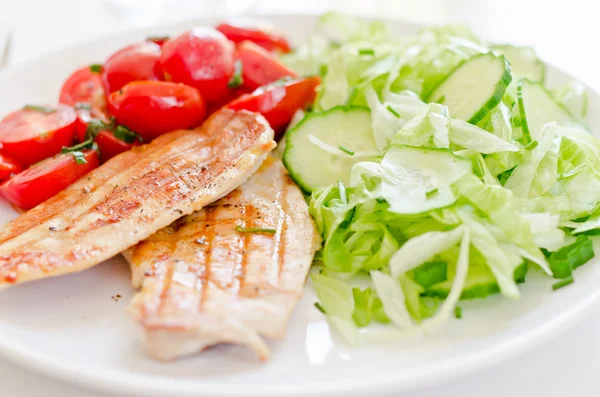 Ensalada fresca con pechuga de pollo, lechuga y tomates — Foto de Stock