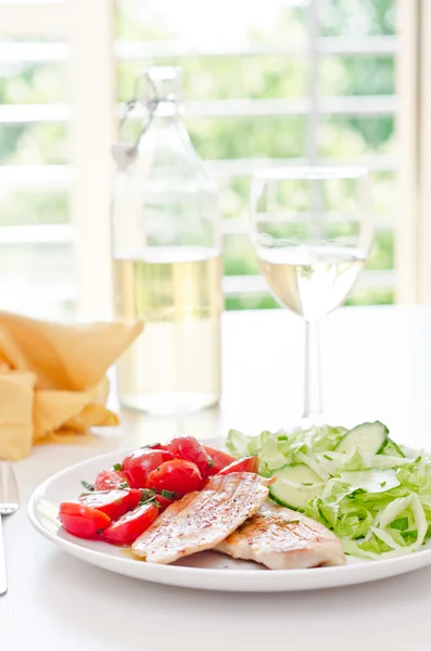 Salade fraîche avec poitrine de poulet, laitue et tomates — Photo