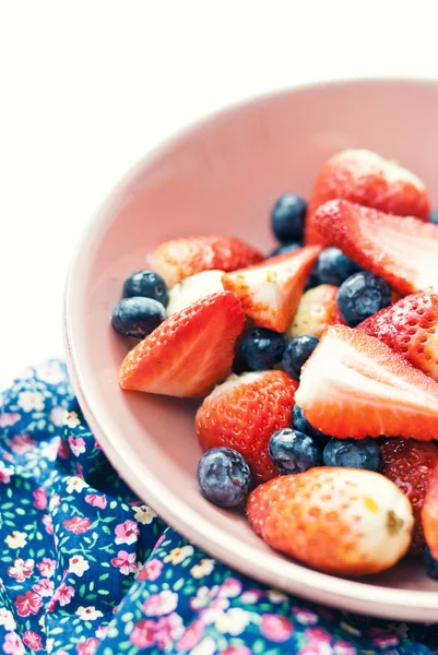 신선한 딸기와 그릇에 블루베리 — 스톡 사진