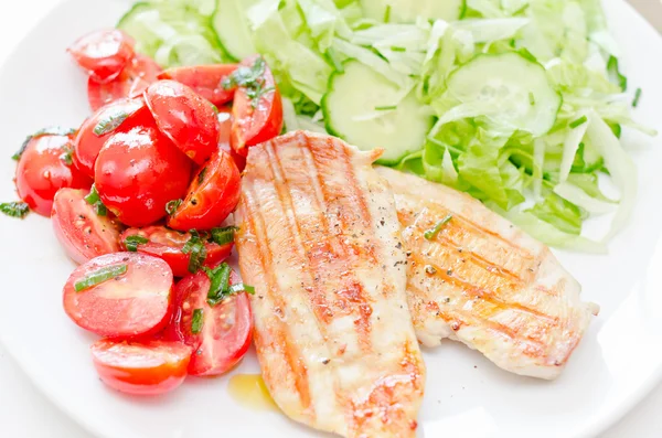 Verse salade met kip-borst, sla en tomaten — Stockfoto