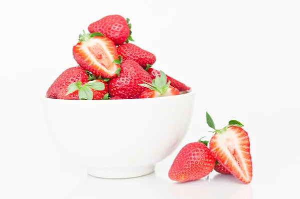 Fresas frescas en tazón — Foto de Stock