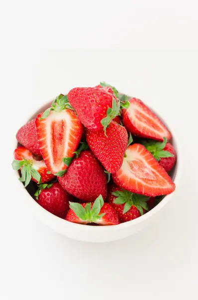 Fresas frescas en tazón — Foto de Stock