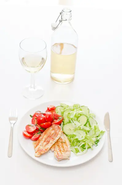 Frischer Salat mit Hühnerbrust, Salat und Tomaten — Stockfoto