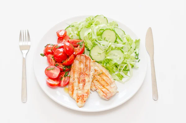 Fräsch sallad med kycklingfilé, sallad och tomater — Stockfoto