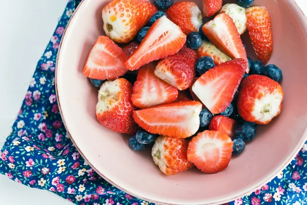 Fresas frescas y arándanos en tazón — Foto de Stock