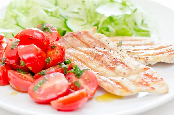 Fräsch sallad med kycklingfilé, sallad och tomater — Stockfoto